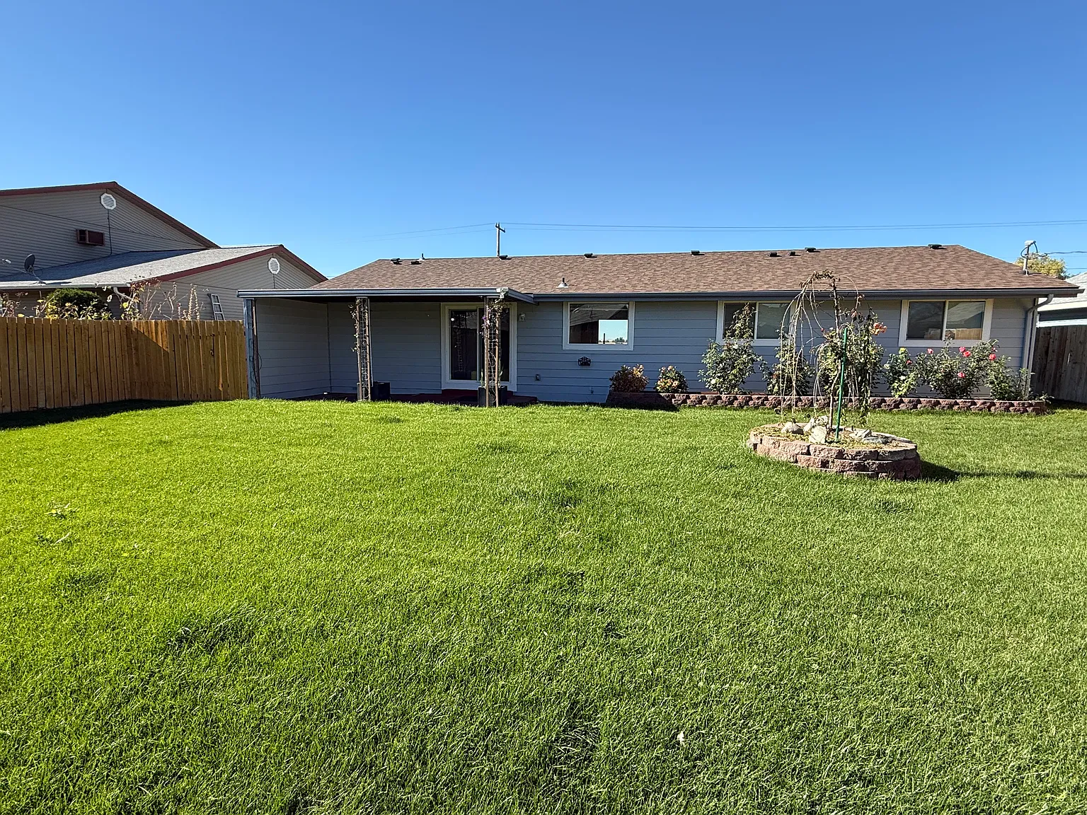 3 bed, 1.5 bath, 1260 sqft, $2,400 — Photo 2