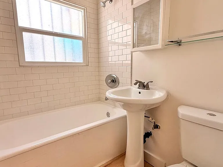 932 S Berendo St — Photo 14