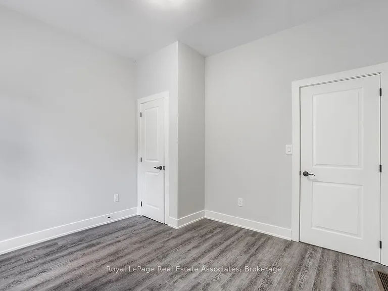 39 Welland Ave S #1 — Photo 15