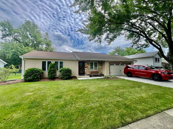 2S425 Sanchez Dr, Warrenville, IL 60555