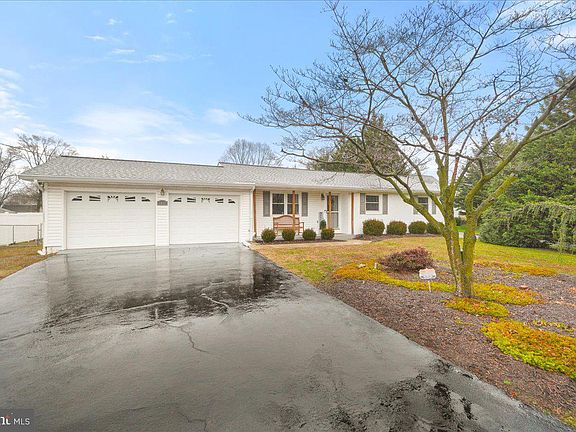3rd image of 1012 Shoreland Dr