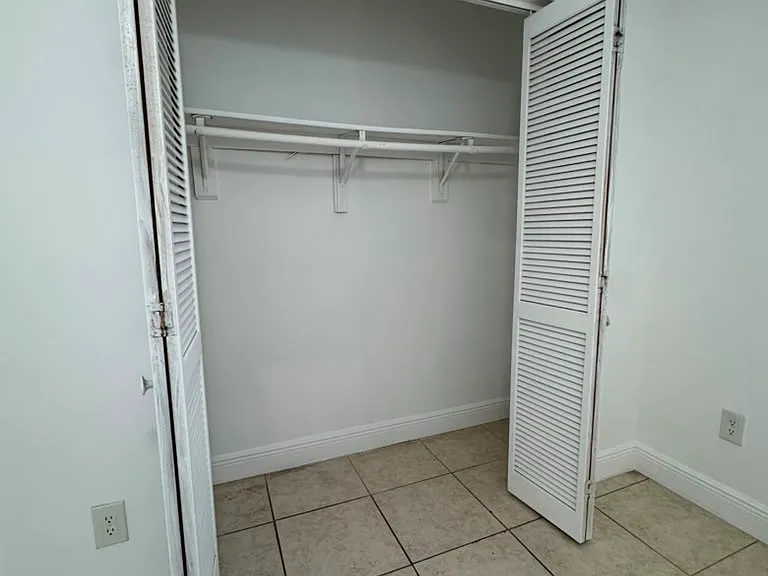 1130 W 37th St #1 — Photo 10