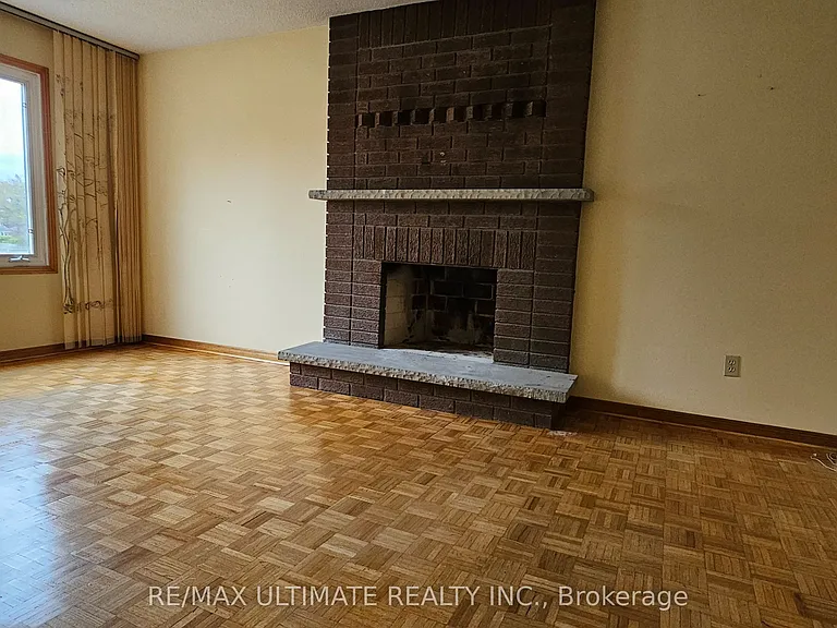 1282 Dexter Cres #MAIN FLOOR — Photo 15