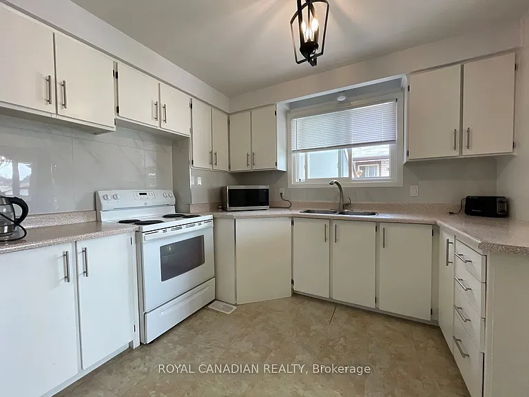 644 Athol St E #MAIN — Photo 10