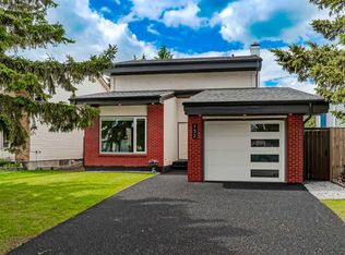 132 E Woodglen Way SW, Calgary, AB T2W4T3