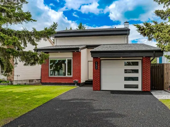 132 E Woodglen Way SW, Calgary, AB T2W 4T3