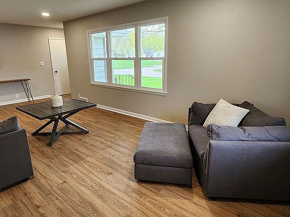 3rd image of 1127 Maple Ave