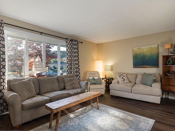 3rd image of 20 Maple Dr