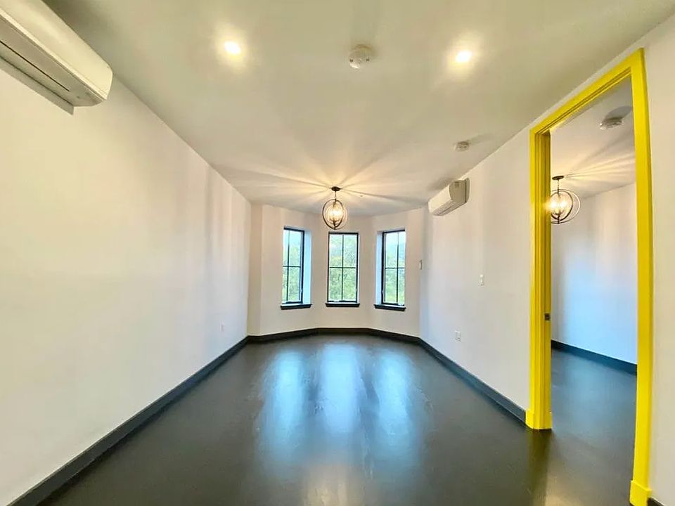 2nd image of 1297 Park Pl #3R