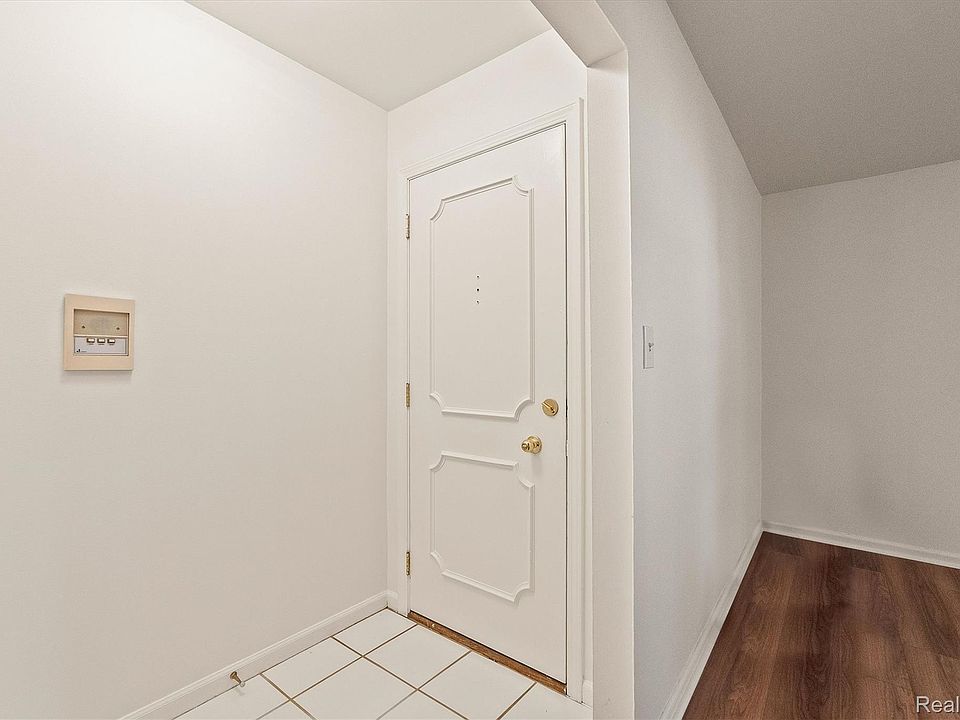 885 N Old Woodward Ave Apt 9, photo 4