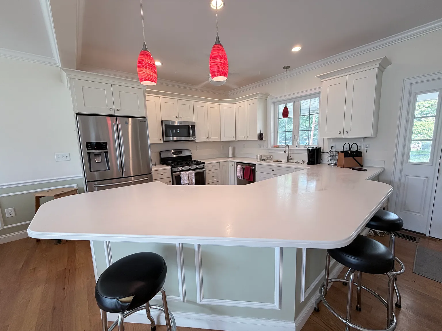 4 bed, 2.5 bath, 2200 sqft, $4,500 — Photo 3