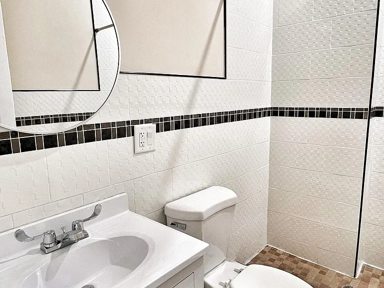 1315 Genesee St #13 — Photo 15