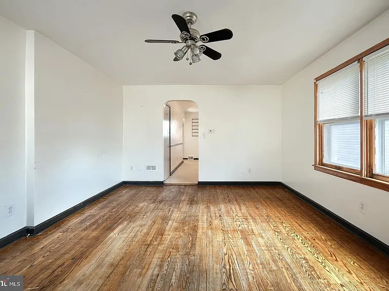 452 W Walnut St — Photo 7