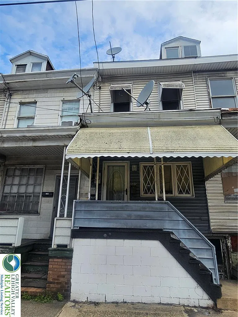3 bed, 1.0 bath, 1050 sqft, $1,000 — Photo 1