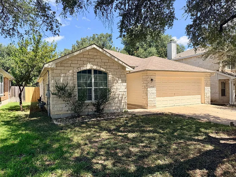 1517 Hawk Dr — Photo 2
