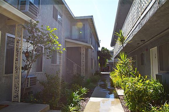 5th image of 6065 Whitsett Ave APT 28