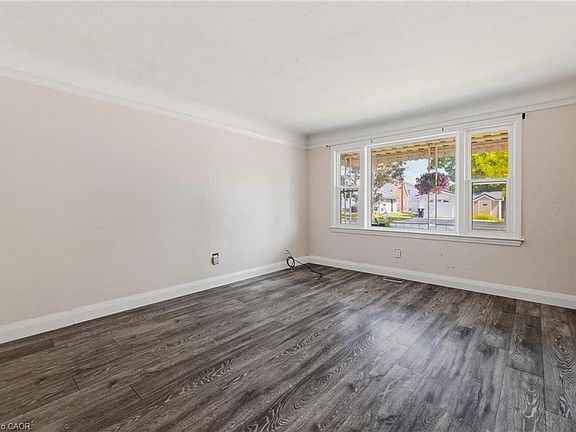 4th image of 61 Hillview St
