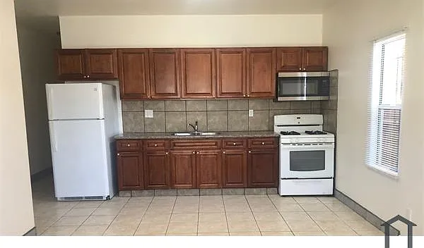 3 bed, 900 sqft, $2,500 — Photo 3