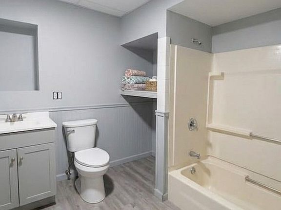 4th image of 452 Hanover St #201