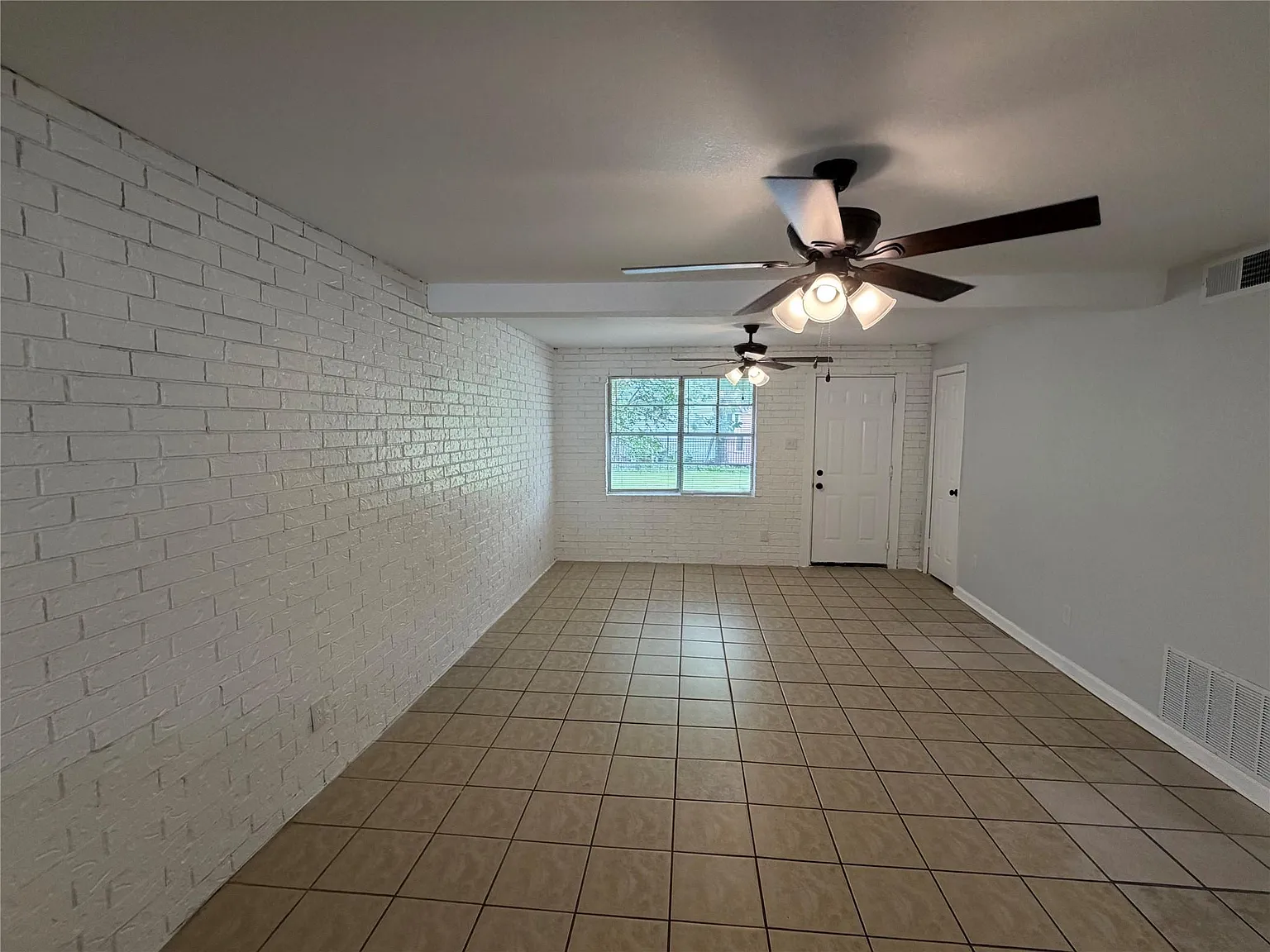 2 bed, 1.0 bath, 3782 sqft, $1,300 — Photo 2