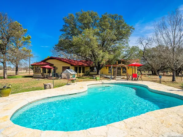 250 Woodland Dr, Fredericksburg, TX 78624