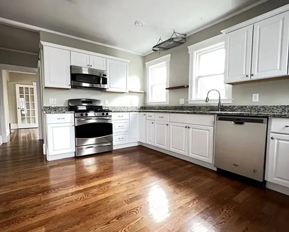 3 bed, 9999 sqft, $3,200 — Photo 1