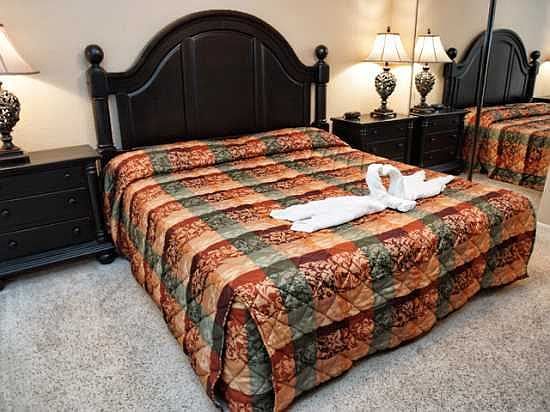 BP3C914CP-111-king-master-bedroom-scene-2