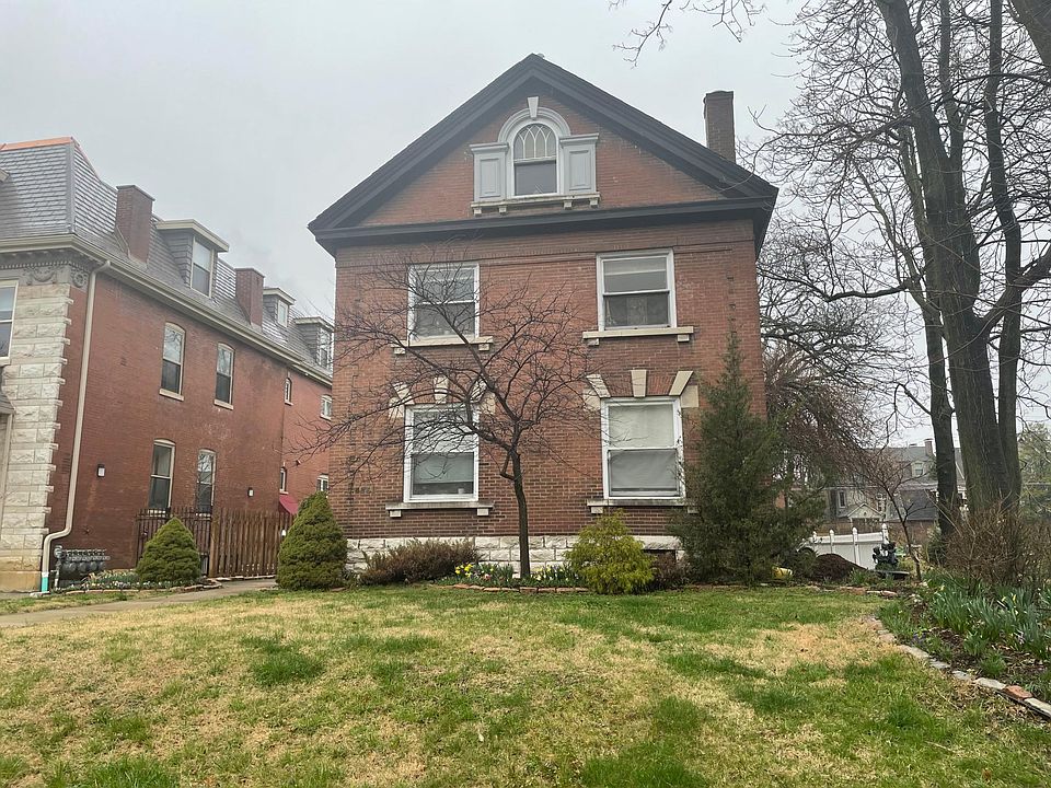 Front of the building. Two lower windows are the windows to this apartment.