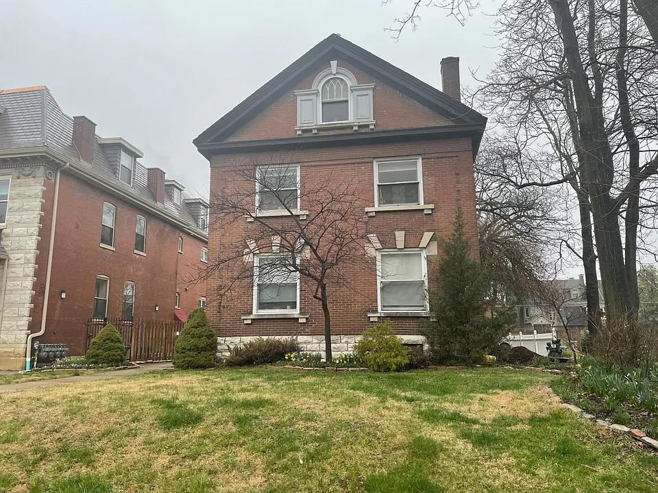 Front of the building. Two lower windows are the windows to this apartment.