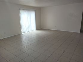 Pet-friendly 2 Bed/1 Bath, 2 beds  1.0 baths (800 sqft)