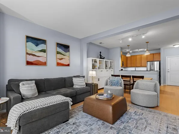 2655 Prosperity Ave APT 334, Fairfax, VA 22031