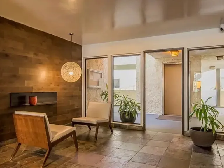 8400 De Longpre Ave #0 — Photo 34