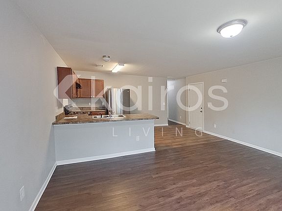 4th image of 1010 E Macree Ter
