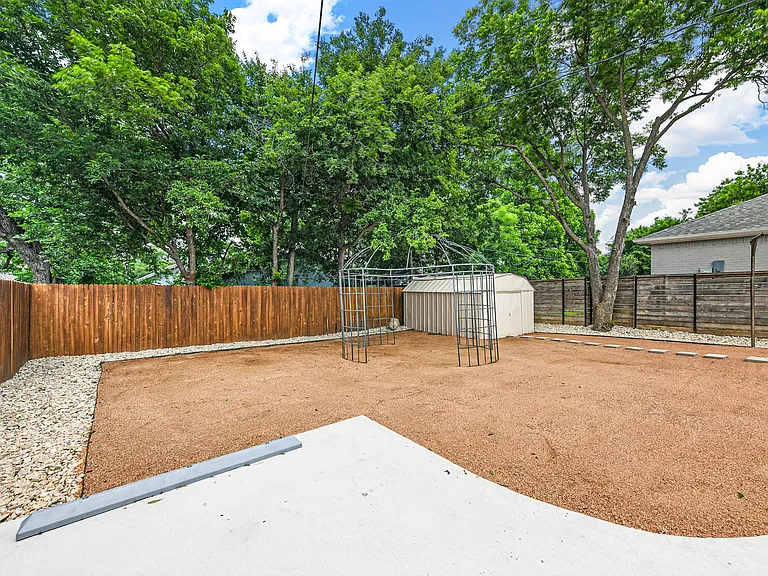 2717 Townsend Dr — Photo 36