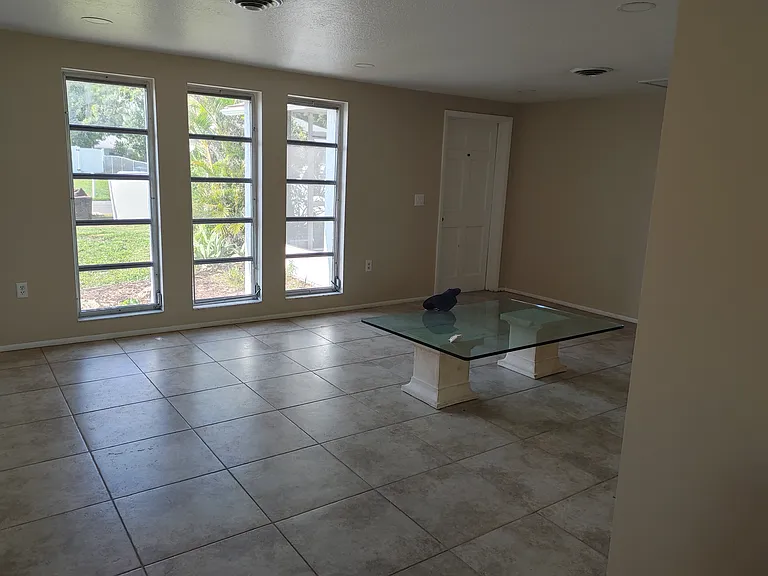 212 Hibiscus St — Photo 2