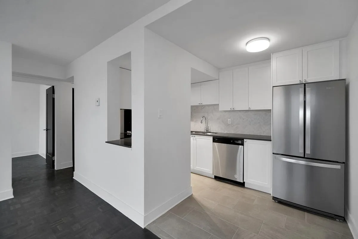 1100 Harwood condos — Photo 2