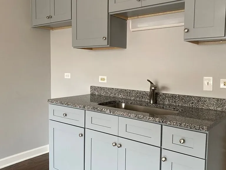 7858 S Natoma Ave — Photo 2