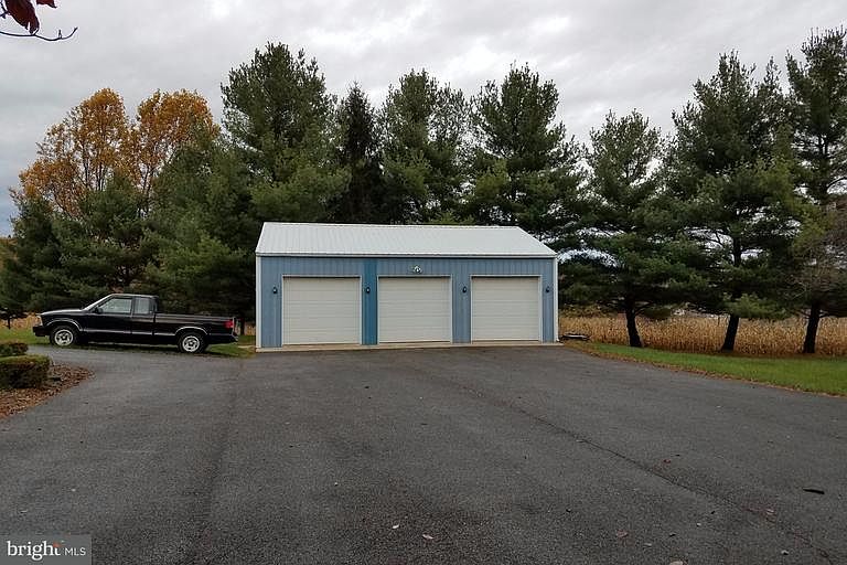 2nd image of 2746 Hanover Pike