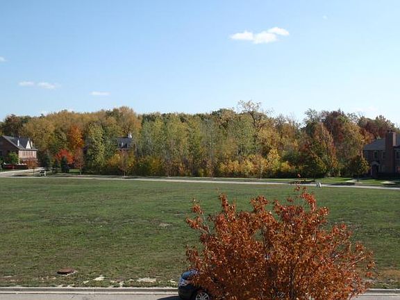 5th image of 204 Village Way N