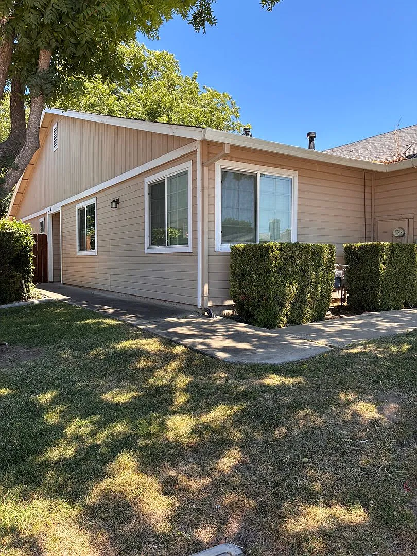 3 Bedroom 2 Bath — Photo 2