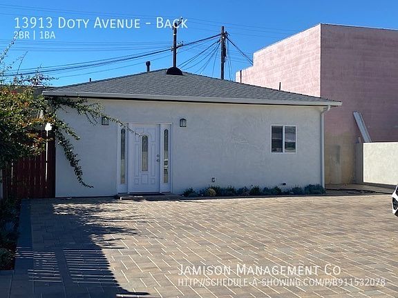 3rd image of 13913 Doty Ave
