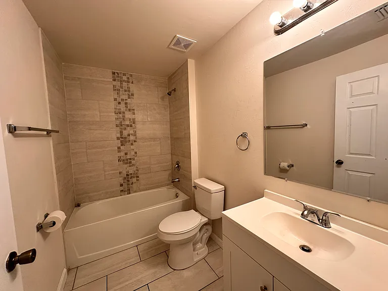 318 NW 8th Ter — Photo 3