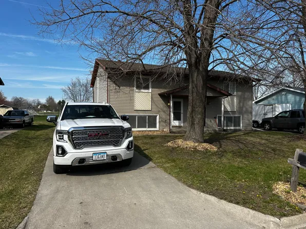 1105 E Pl #B, Kalona, IA 52247
