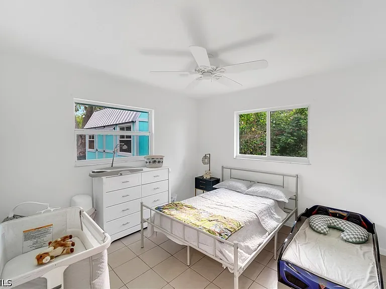 3271 Brooklyn Ave — Photo 28