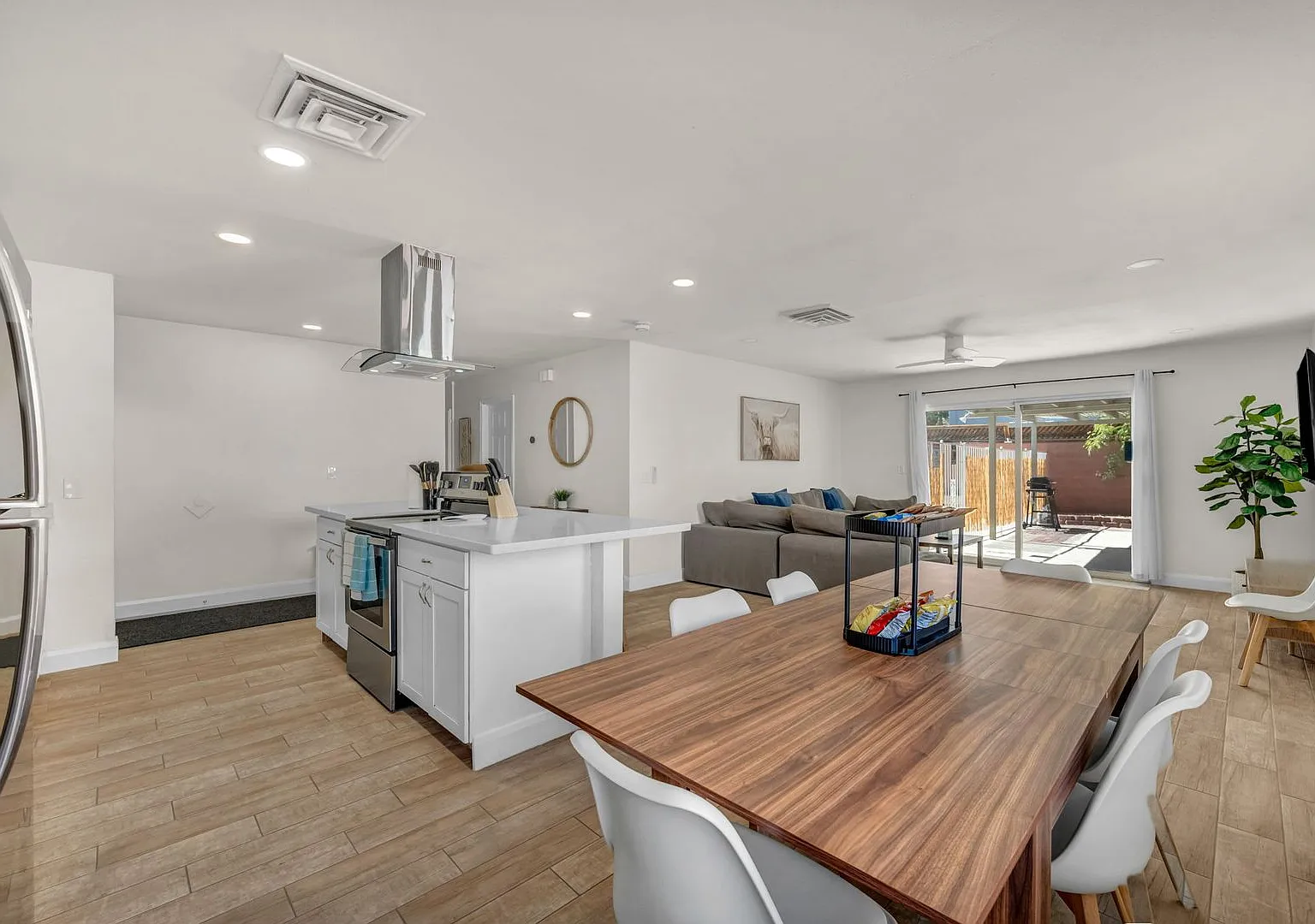 Spacious Furnished 5 Bed / 2 Bath Single Family Home with Private Pool in Las Vegas — Photo 4