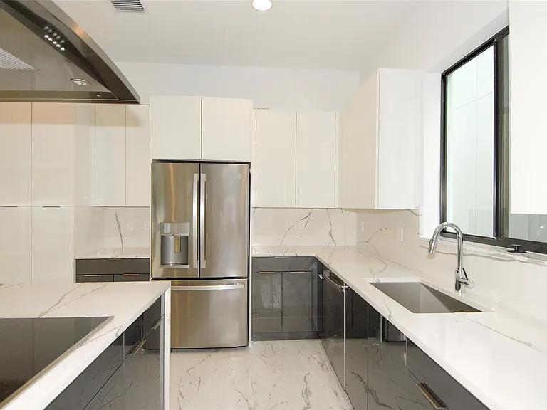 1435 SW 23rd St — Photo 4