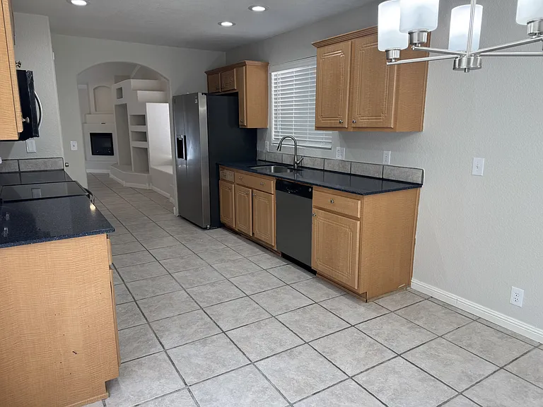 8565 W Tuckey Ln — Photo 3