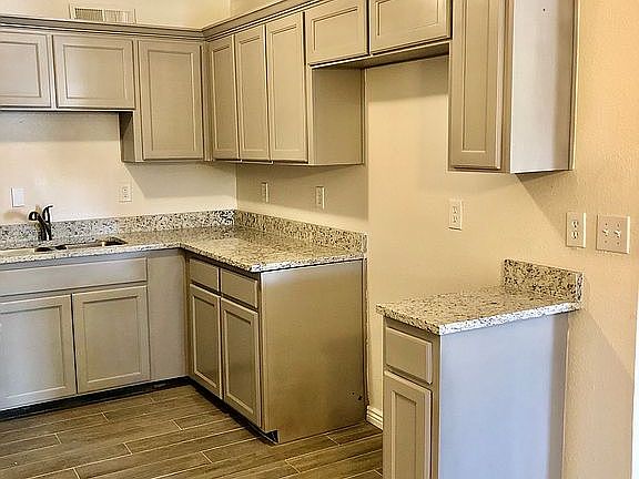 4th image of 305 Zuni Ln