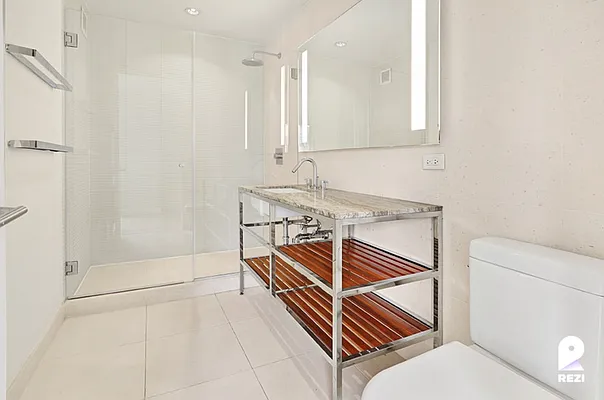 Rented by REZI | media 80