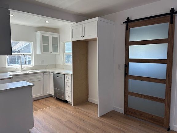 3rd image of 1046 W 18th St